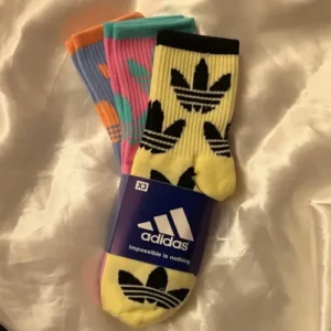 Calceta Adidas con diseño retro